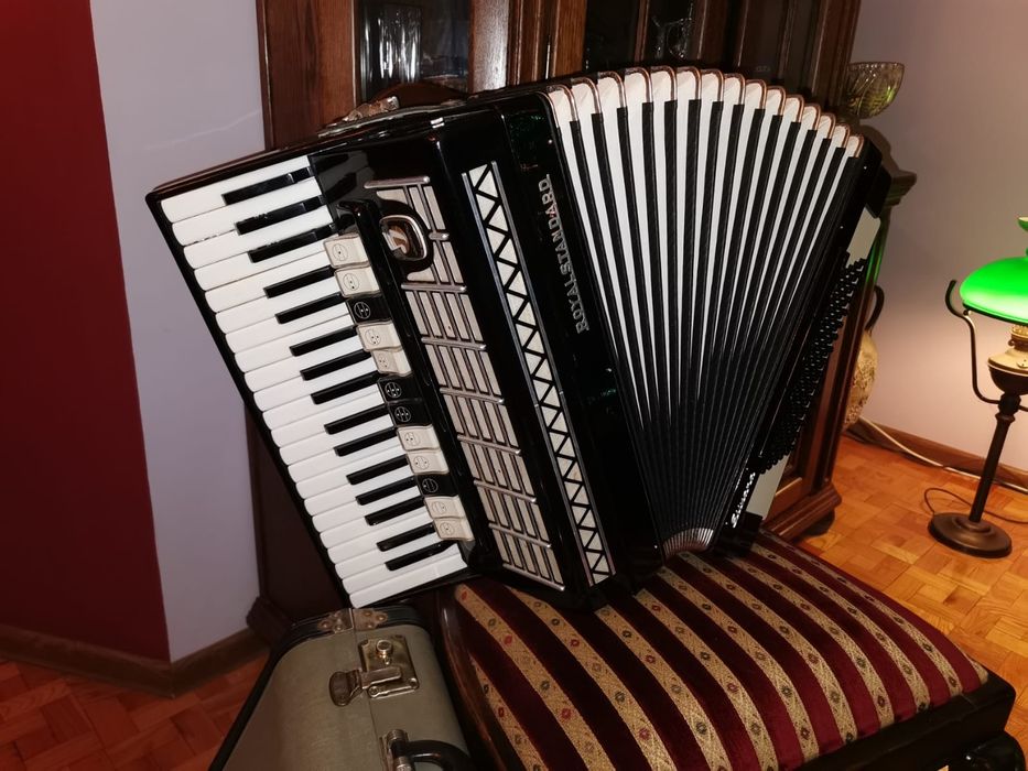 Akordeon Weltmeister Royal Standard Silvana 96 basów z futerałem
