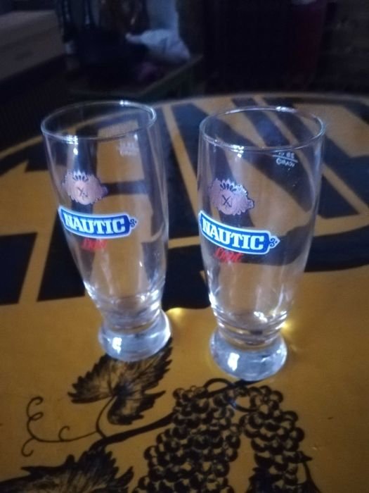 copos de diversas marcas de bebidas