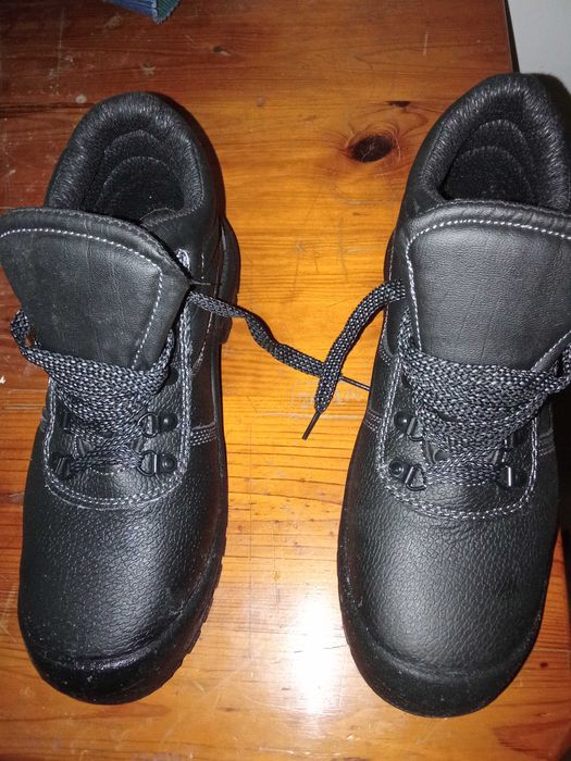 Botas trabalho ( 42 novas)