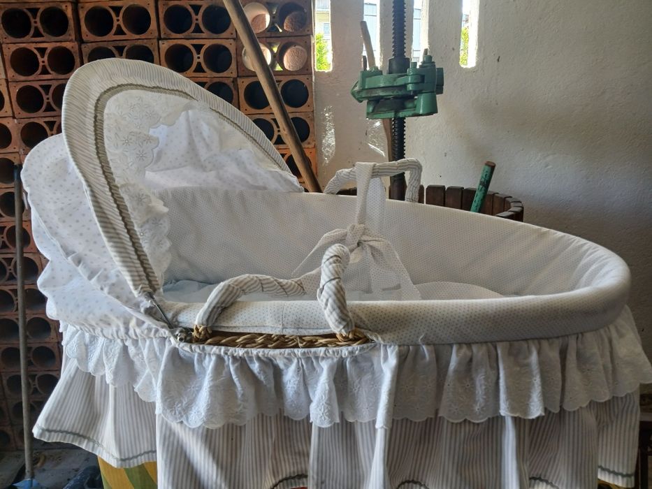 Alcofa para bebé nunca usada  muito bonita