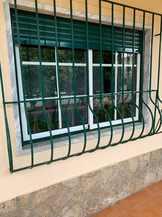 Grades em ferro disponíveis para venda