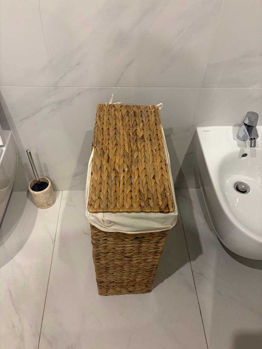 cesto de roupa em vime