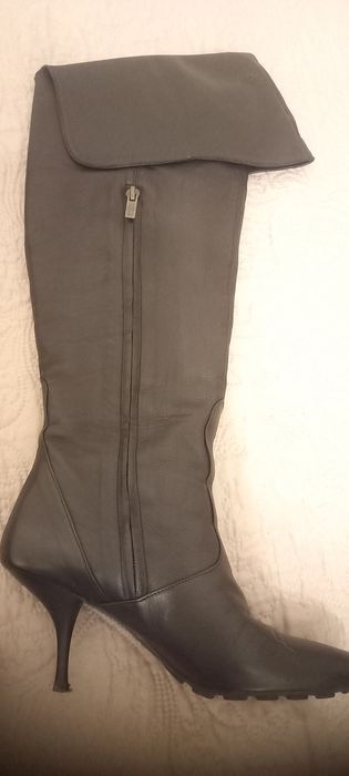 Bota de cano alto em pele