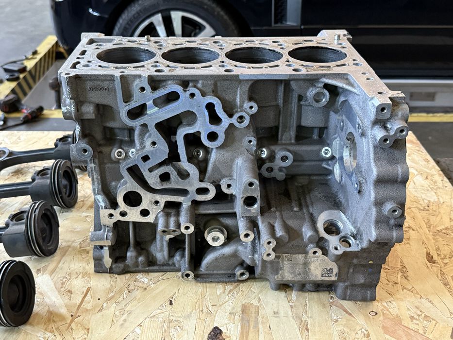 Блок циліндрів та поршні Mercedes 654920