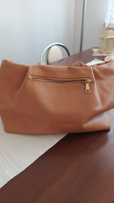 Beżowa torebka z plecionymi uchwytami