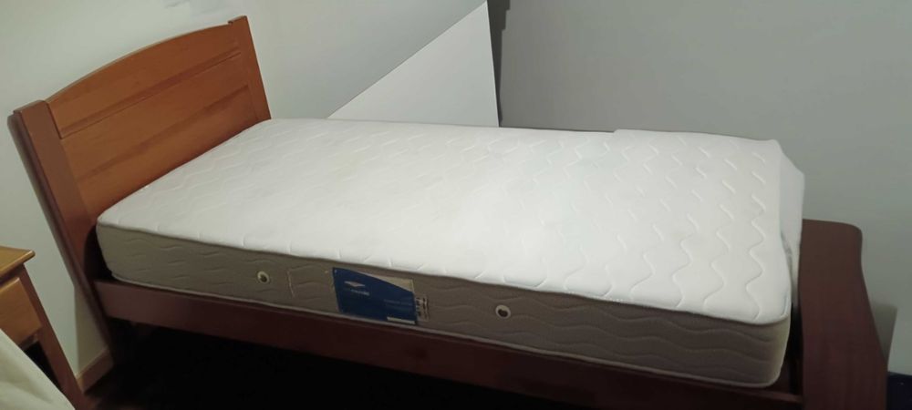 Cama solteiro, colchão como novo e estrado