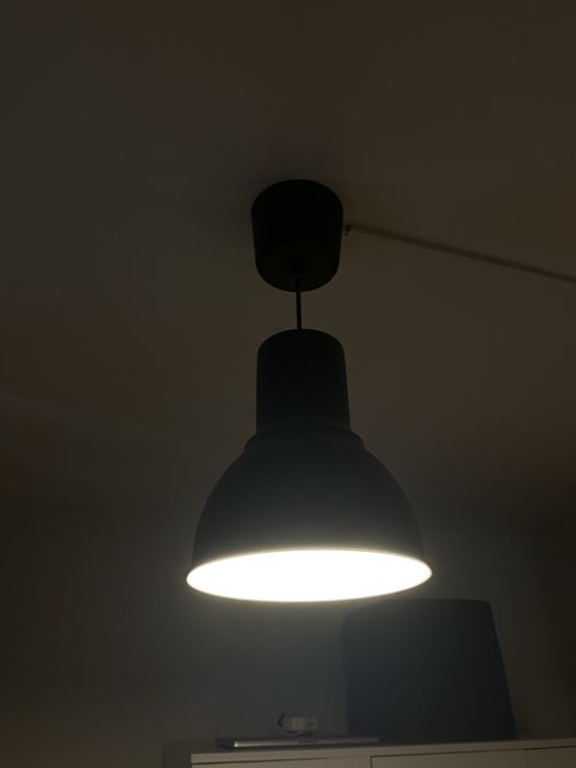 Czarna lampa ikea