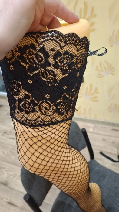 Pończochy kabaretki wiązane.