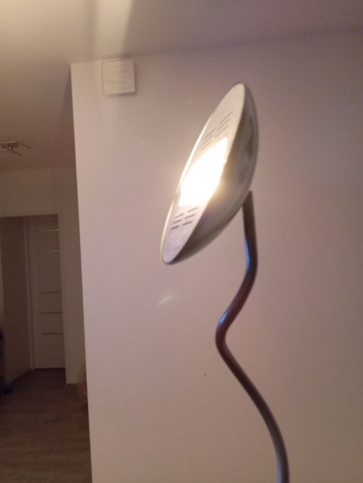 Lampa podłogowa z żarnikiem regulacja natężenia światła