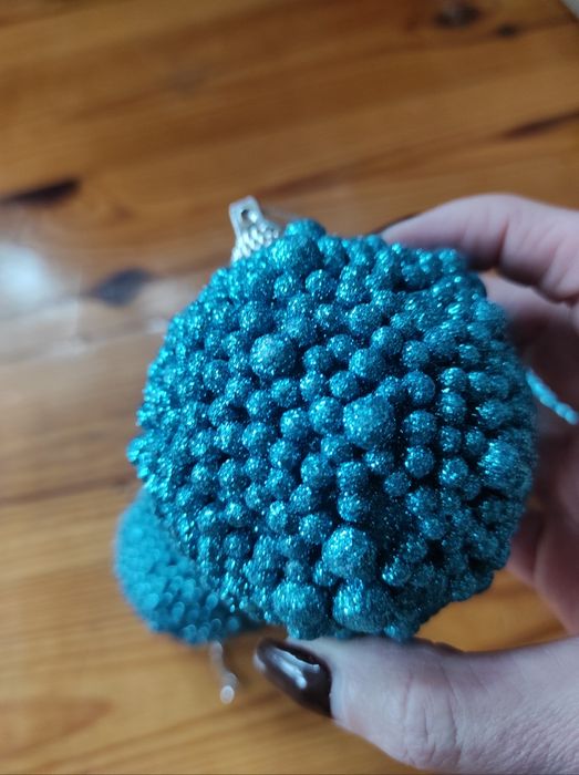 4 bombki styropianowe.