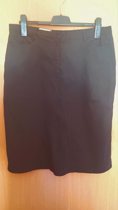 Saia preta com bolsos