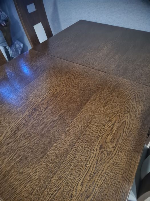 Stół drewniany z krzesłami