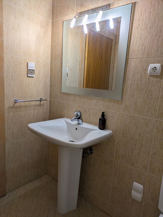 Lavatório casa de banho/WC com espelho e acessórios