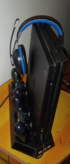 Vendo PS4  1T em perfeito estado
