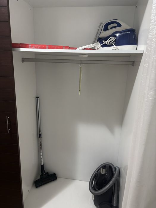 Guarda roupa branco é Castanho