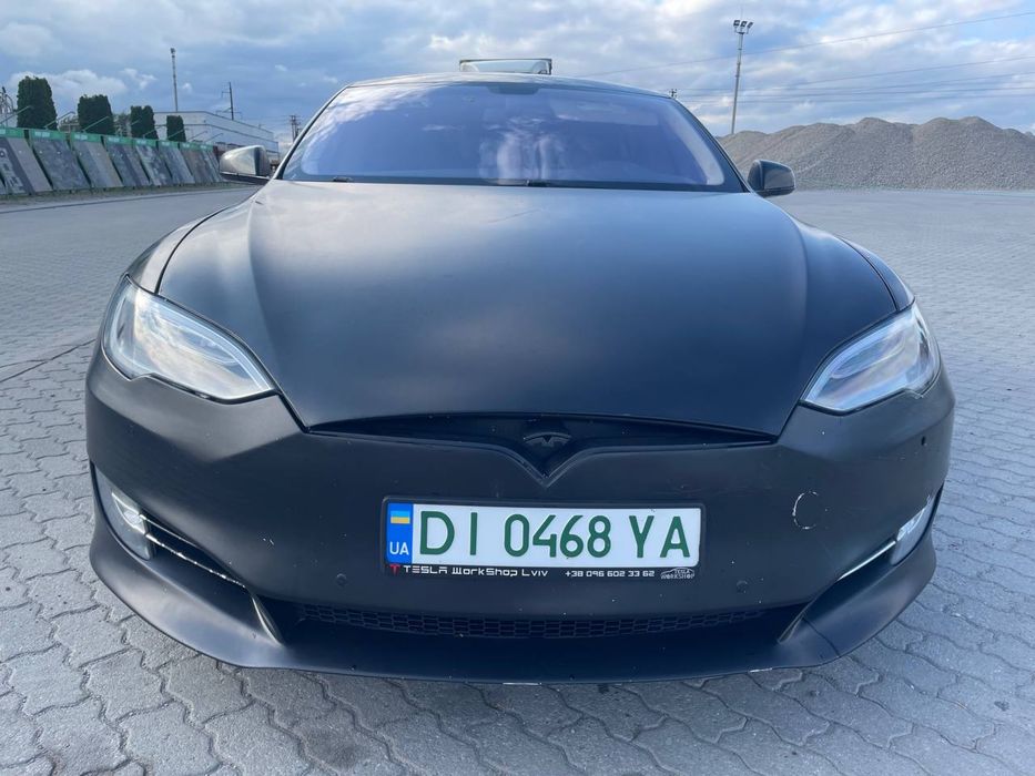 Tesla Model S 2013 рік