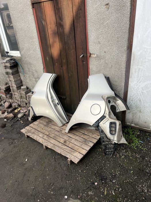 Błotnik ćwiartka prawa lewa tył tylna poszycie toyota yaris II 2 5a7