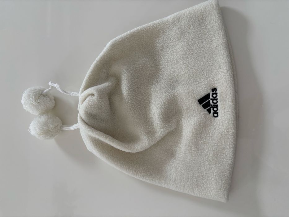 Kremowa czapka z pomponikami.Adidas.