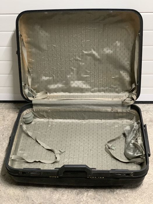 Durable suitcase. Quite old, no lock, with 2 wheels and a handle64297678487041122