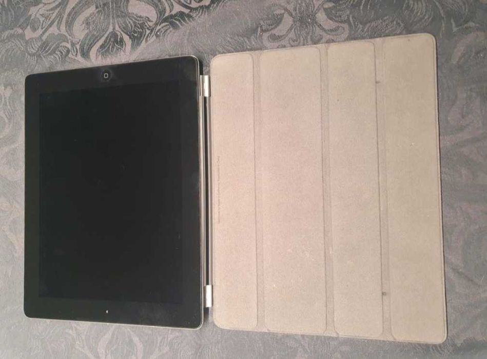 iPad 4th Generation + Extras64585896240130120