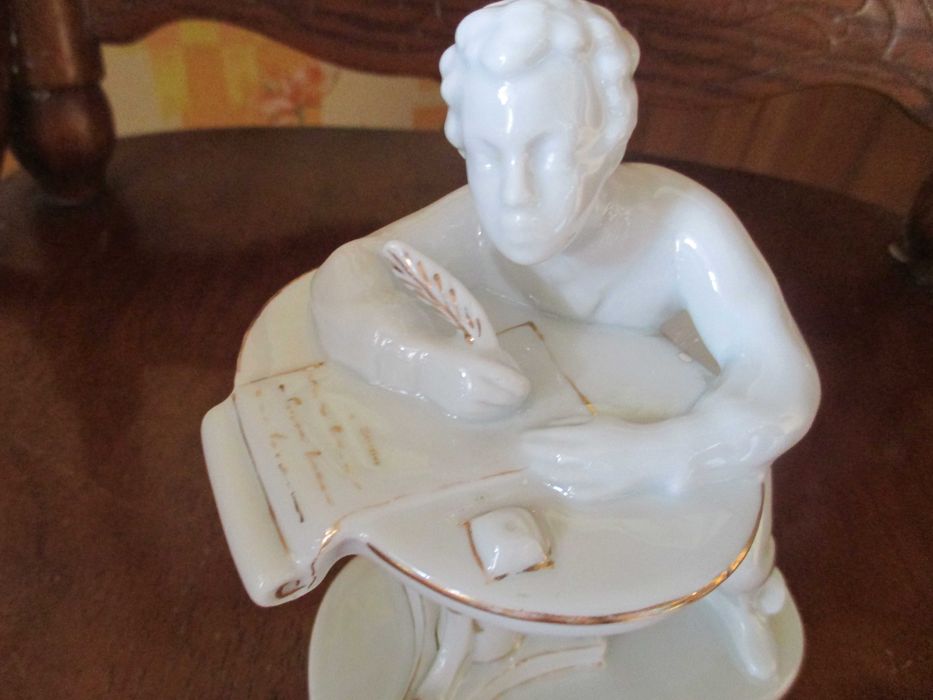 Фарфоровая статуэтка ЛФЗ. Пушкин Идеал