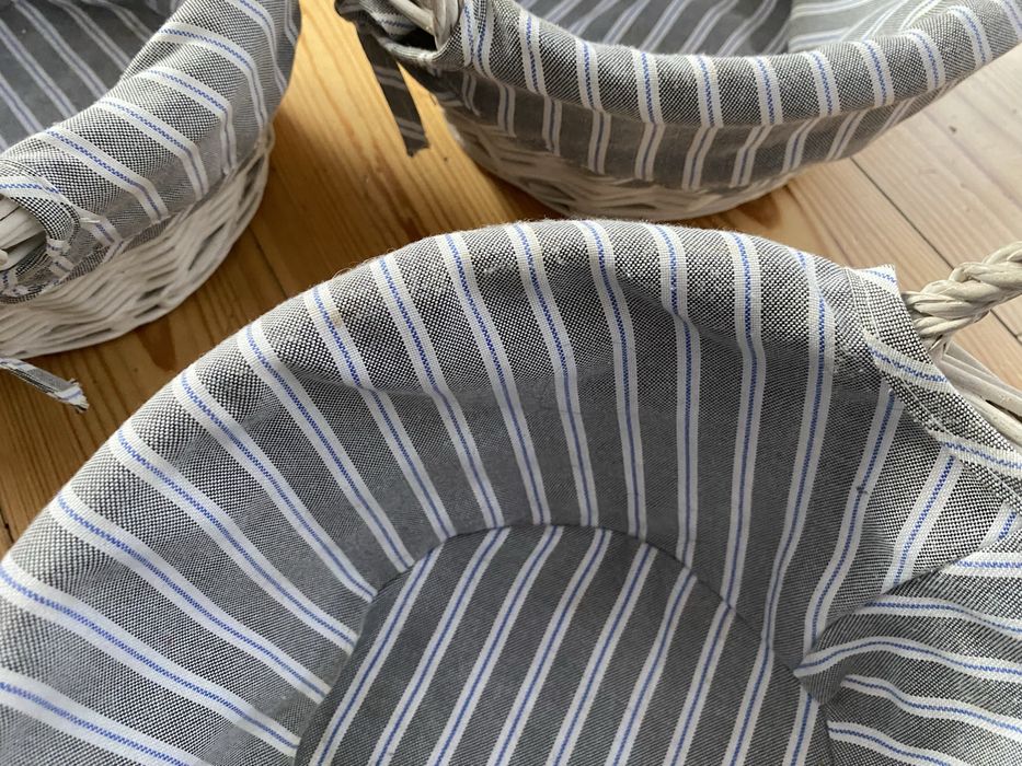 Trzy wiklinowe koszyki