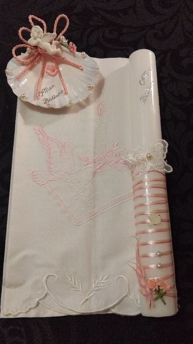 Conjunto para batismo, vela, concha e toalha.