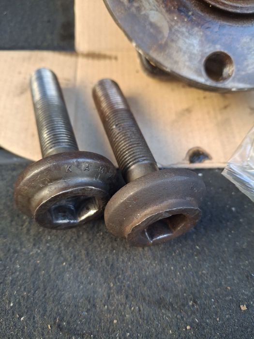 Cubos de roda com parafusos