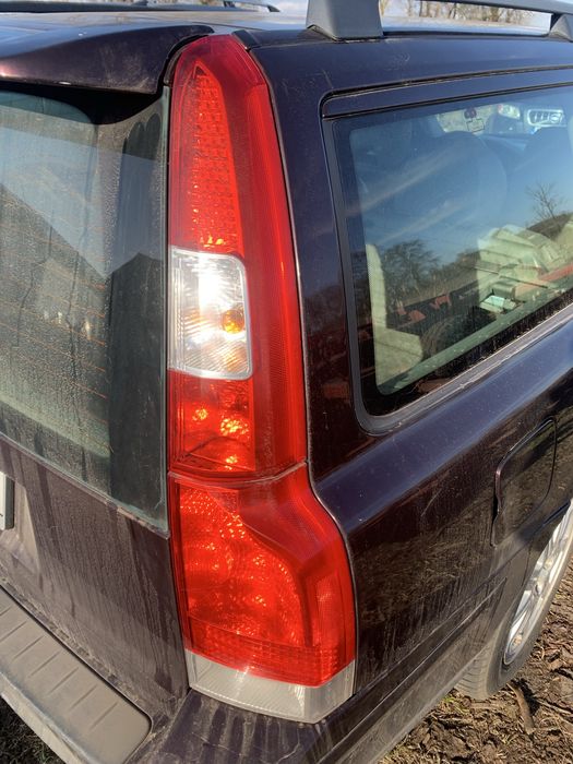 Lampa prawa dolna górna prawy tył volvo v70 ii xc70 i lift