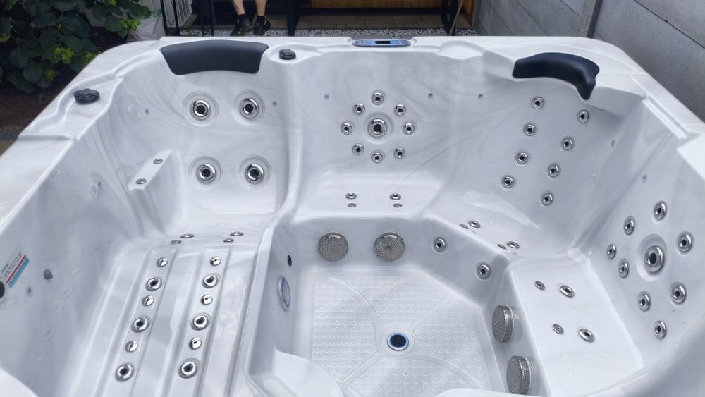 Ekskluzywne Jacuzzi 5 osobowe, 94 dysze, WIFI, Balboa, ostatnia sztuka biała.