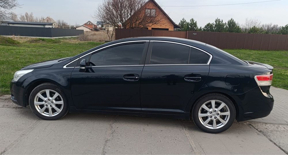 Tayota avensis 2011