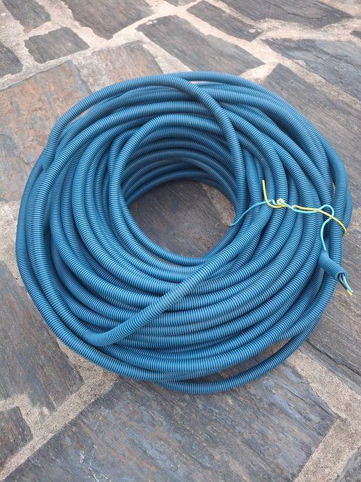 Aproximadamente 80 m de conduta flexível com cabo de 3 fios de 2,5 mm.