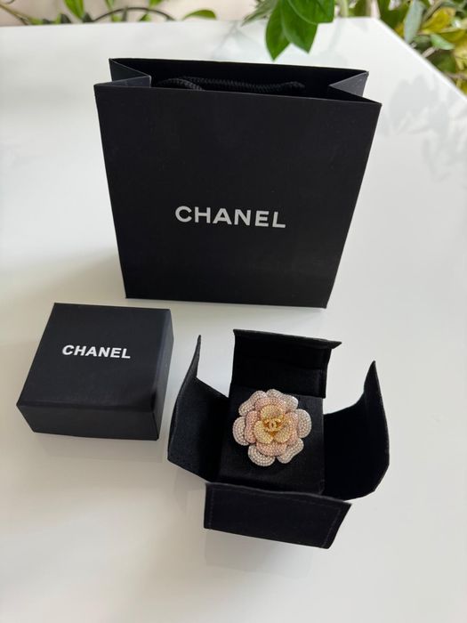 Elegancka Broszka Chanel
