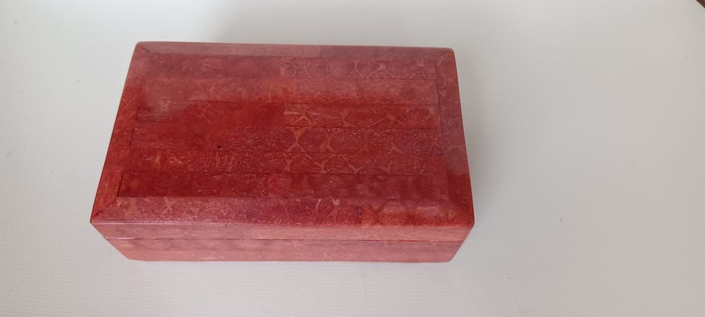 Szkatułka z korala. 13,5x8x4,5 cm.