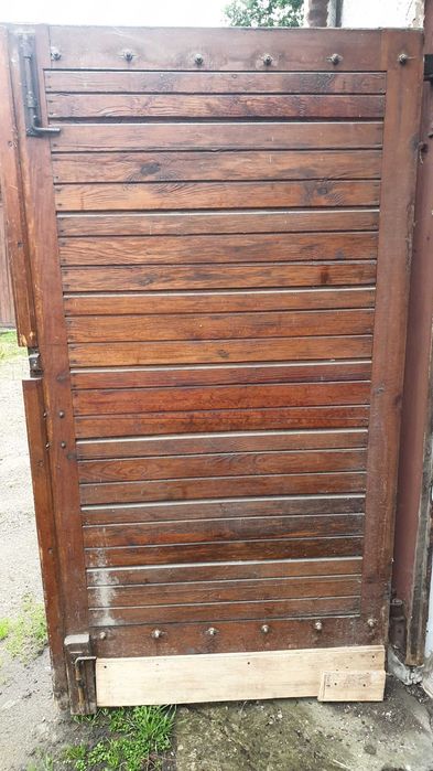 Drewniane drzwi garażowe.