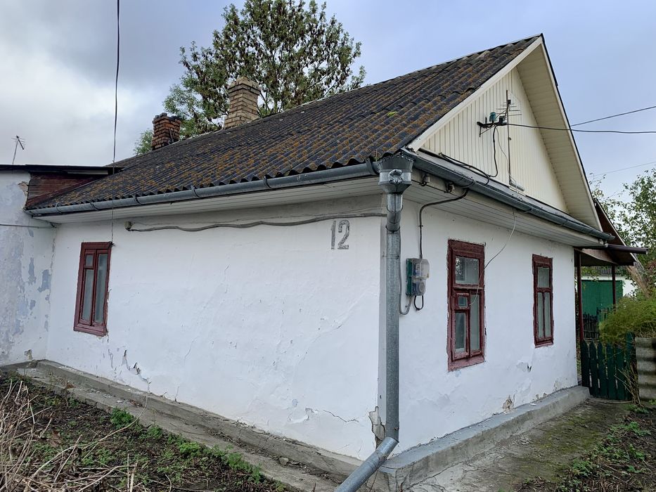 Продаю половину будинку у центрі Гощі