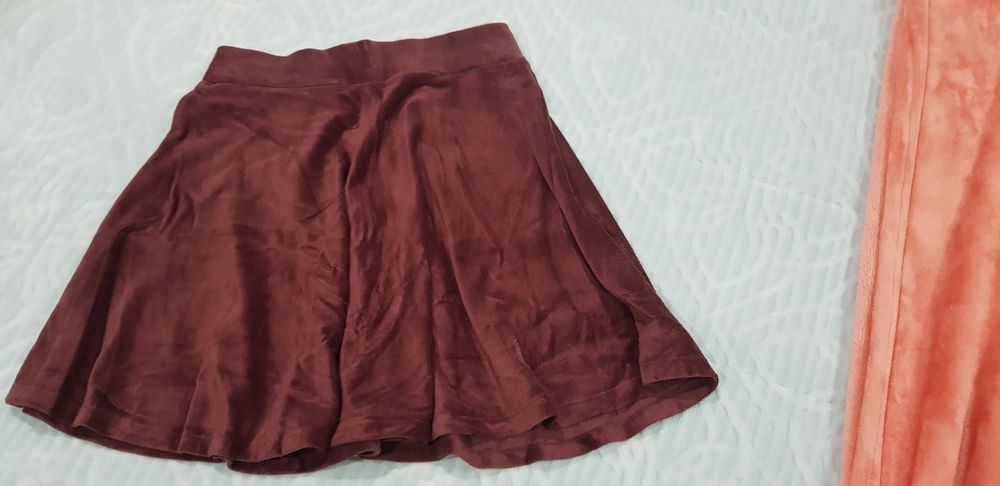 Saia tipo bombazine de fecho frontal