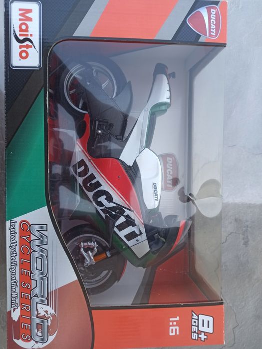 Ducati escala 1/6