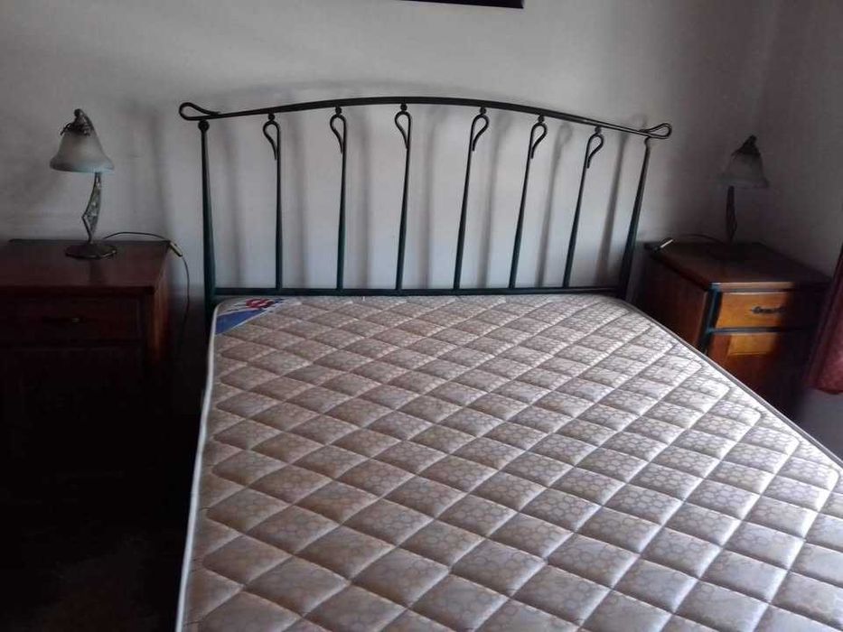 Quarto completo: cama, cómoda, 2 mesas, espelho e candeeiros