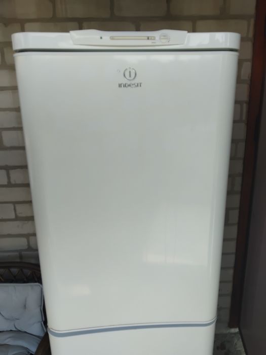 Холодильник indesit