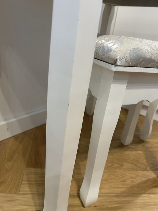 Toaletka z krzesłem