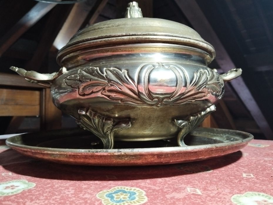 Terrina Antiga com Prato Base em Estanho / Casquinha com 2 Castiçais de 5 Velas