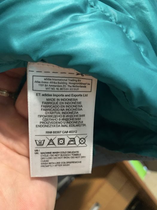 Продам безрукавку adidas.