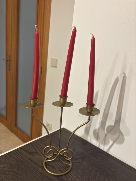 Castiçal dourado triplo em metal – decoração elegante