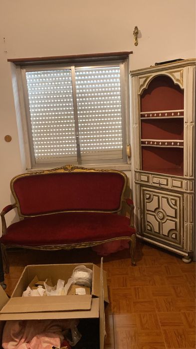 Sofa avelidado e movel de arrumacao