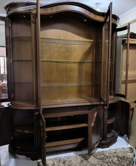 Cristaleira de sala clássica