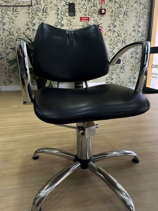 Conjunto de salão: cadeira de corte e rampa de lavagem