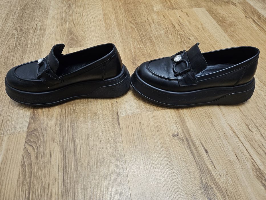 Buty Venezia czarne na wysokiej podeszwie
