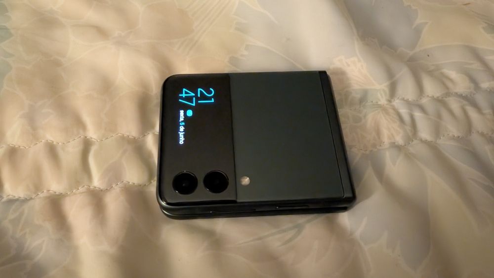 Vendo telemóvel marca Samsung Zflip 3 5G está como novo negócio em mão na minha ária de residência