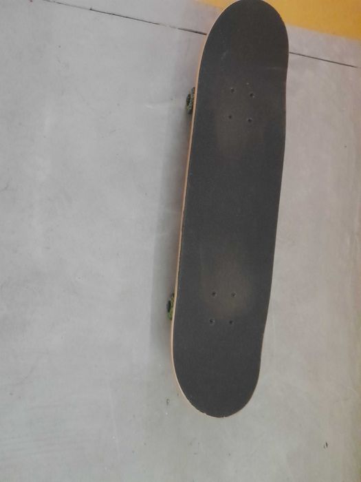 Skate atrativo e brilhante para jovens que gostam de aventura e risco